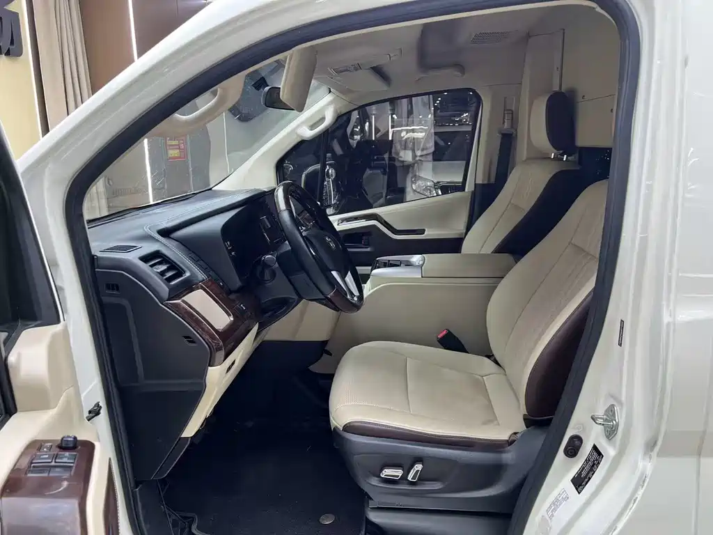 Toyota Hiace — фото 5