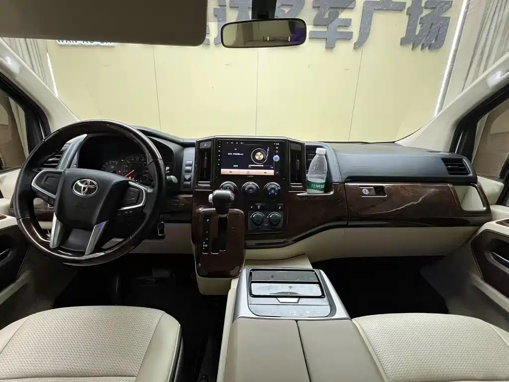Toyota Hiace — фото 6