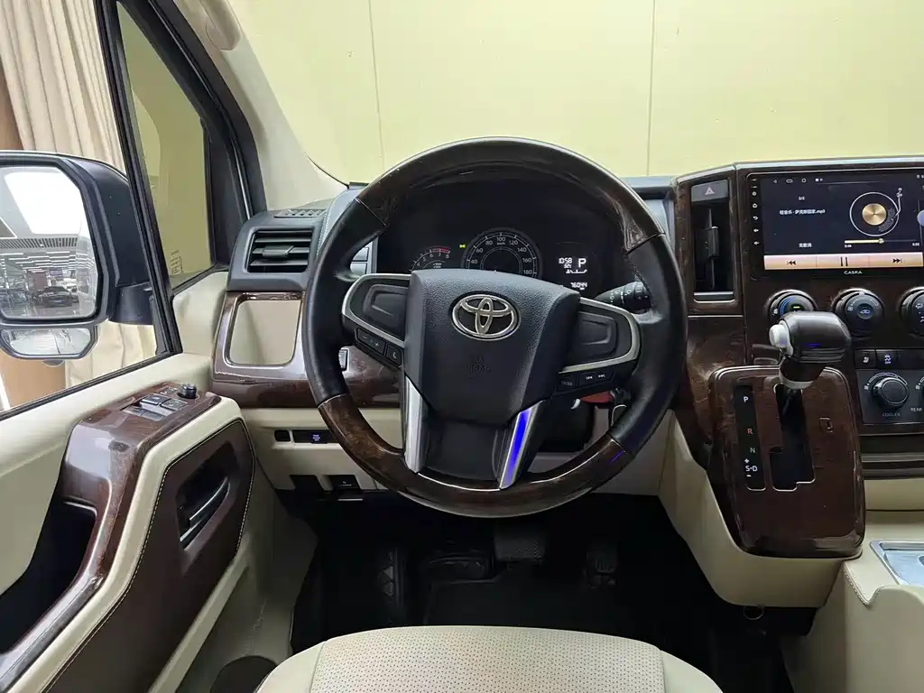 Toyota Hiace — фото 7
