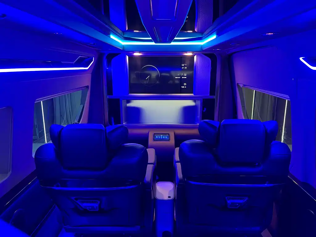 Toyota Hiace — фото 10