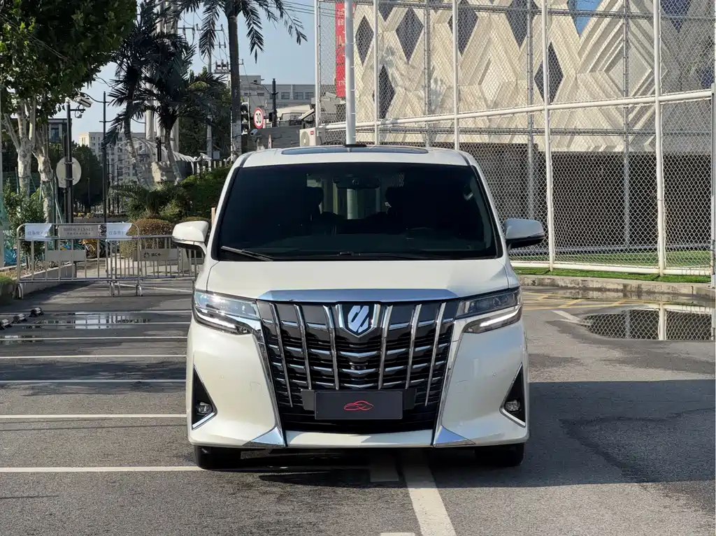 Toyota Alphard — фото 2