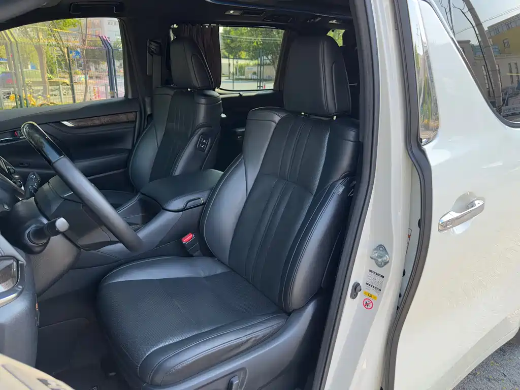 Toyota Alphard — фото 11