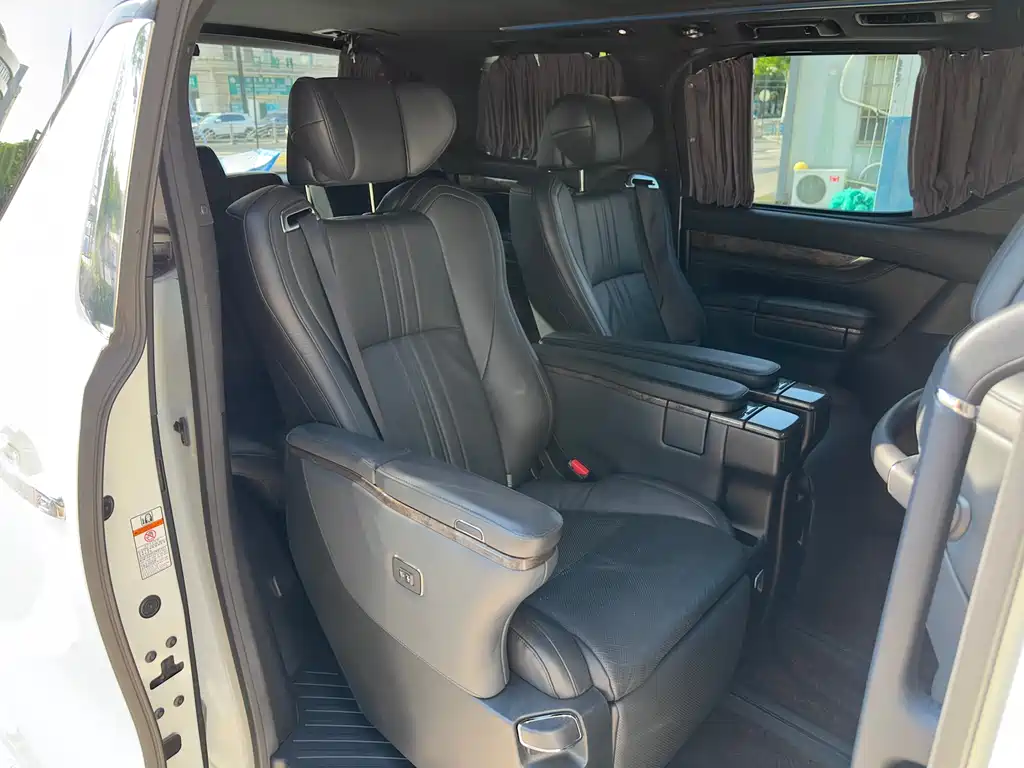 Toyota Alphard — фото 15