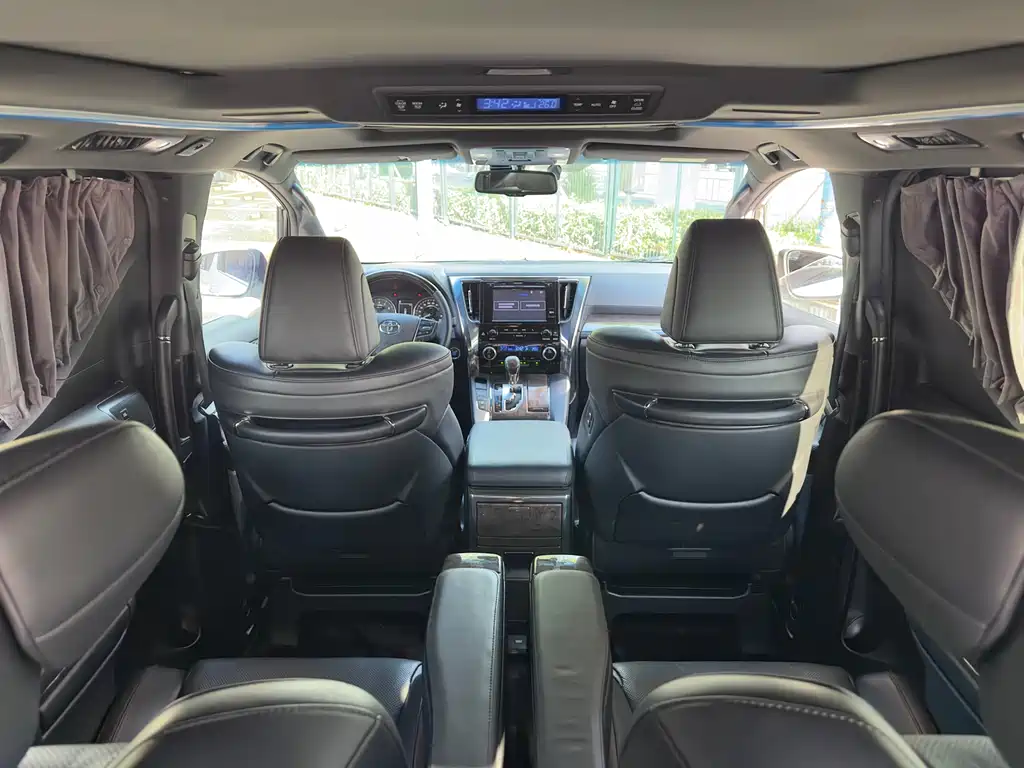 Toyota Alphard — фото 17