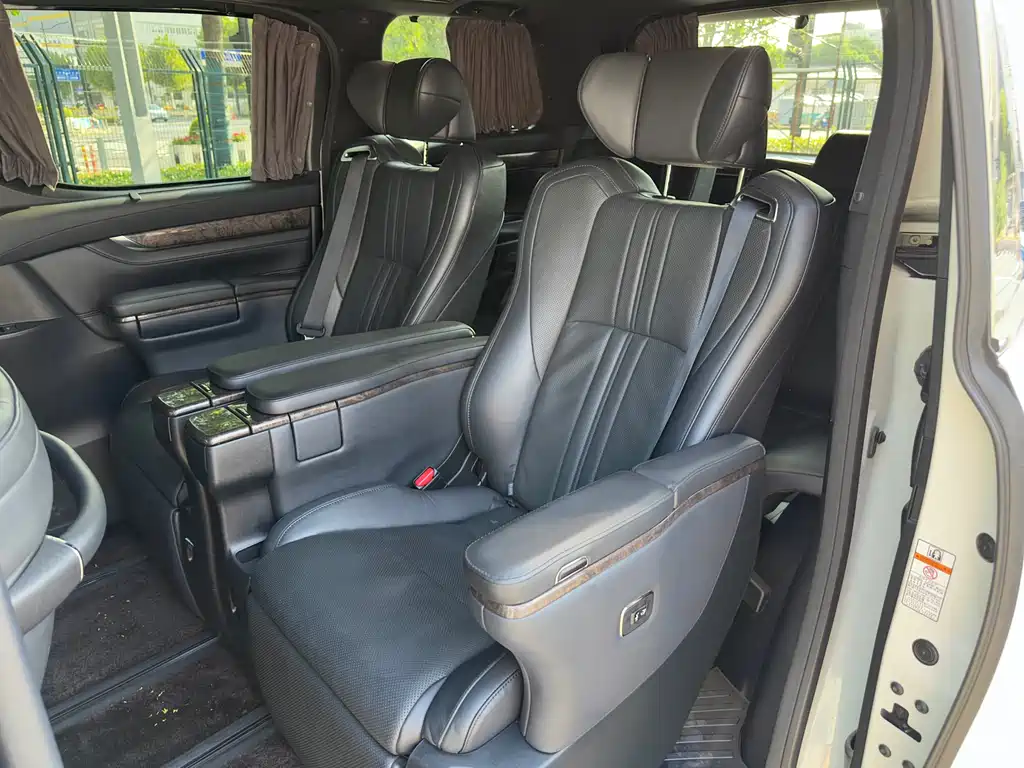 Toyota Alphard — фото 18