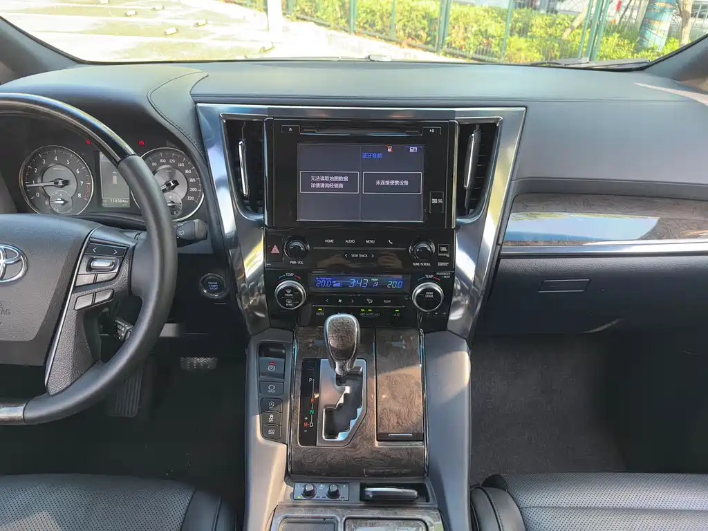 Toyota Alphard — фото 21