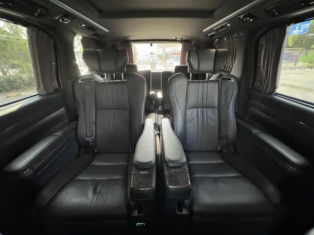 Toyota Alphard — фото 24
