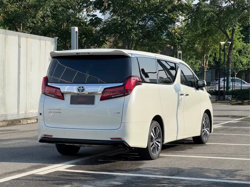 Toyota Alphard — фото 5