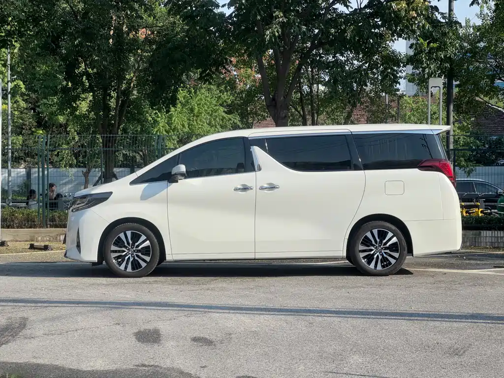 Toyota Alphard — фото 7