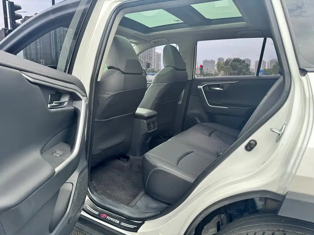 Toyota RAV4 — фото 6