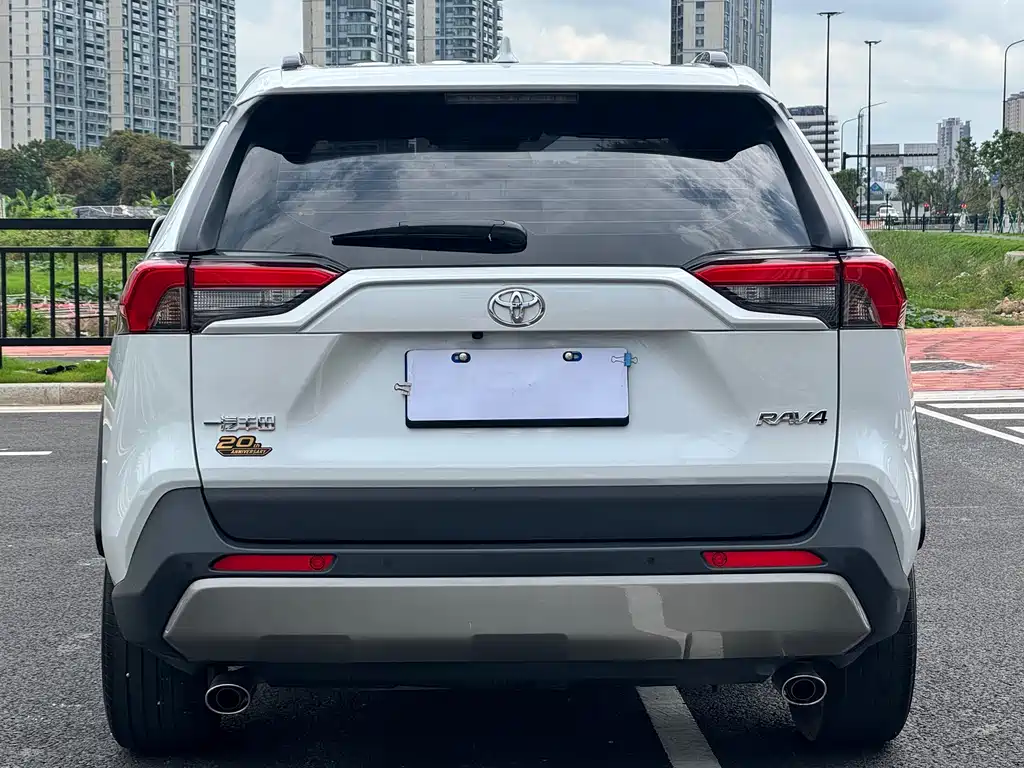 Toyota RAV4 — фото 10