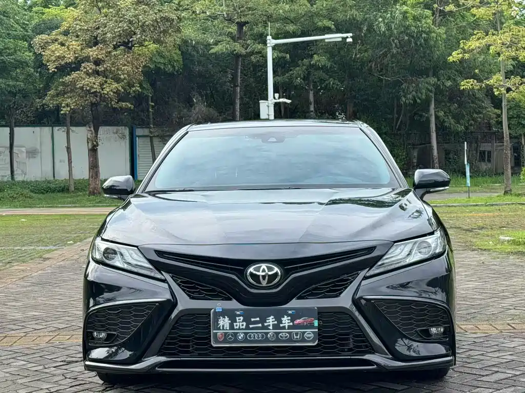 Toyota Camry — фото 2