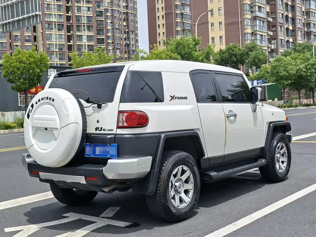 Toyota FJ Cruiser — фото 2