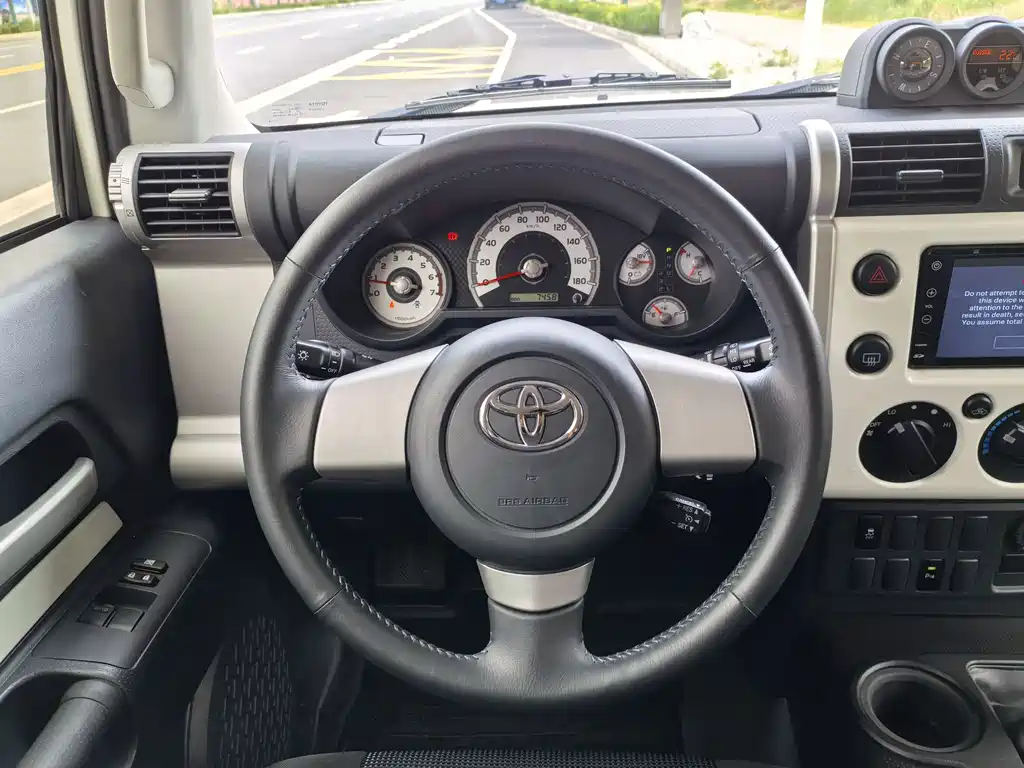 Toyota FJ Cruiser — фото 8