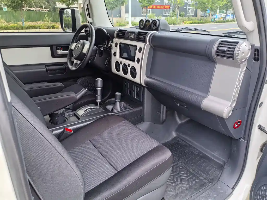 Toyota FJ Cruiser — фото 10