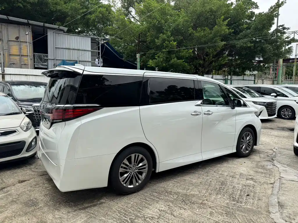 Toyota Alphard — фото 5