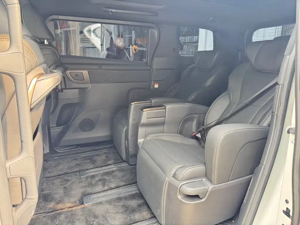 Toyota Alphard — фото 6