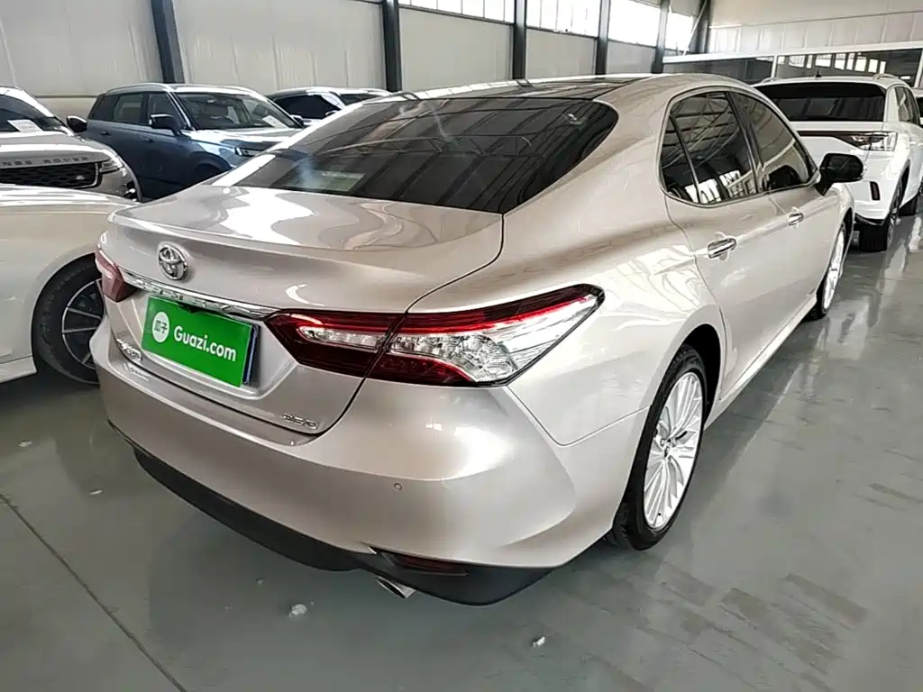 Toyota Camry — фото 5