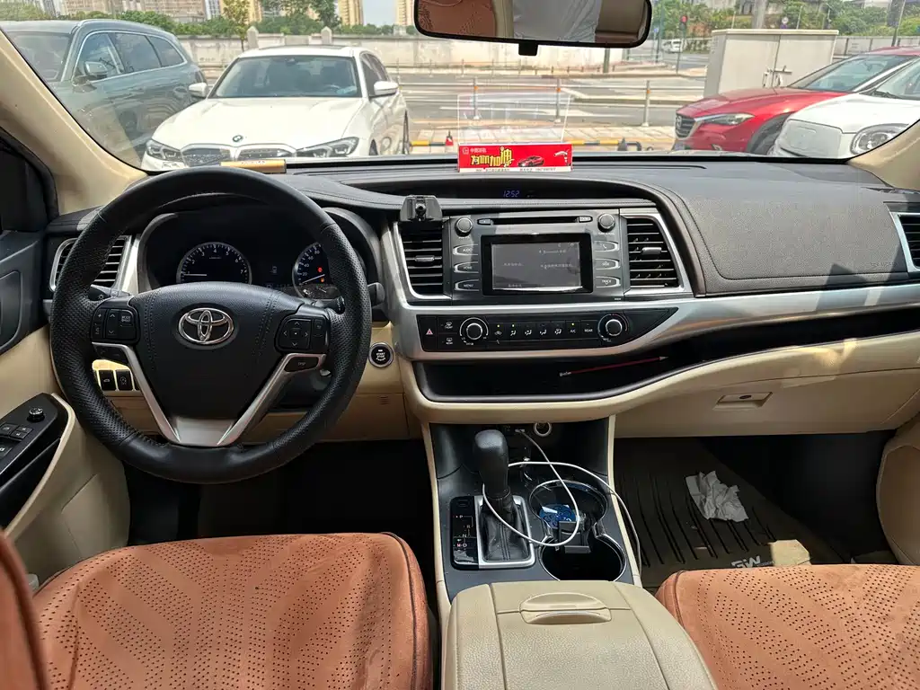 Toyota Highlander — фото 10