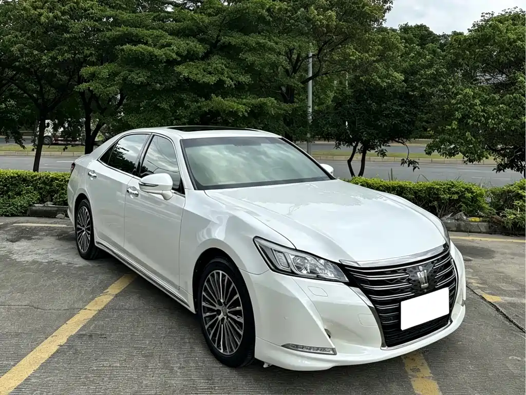 Toyota Crown — фото 3