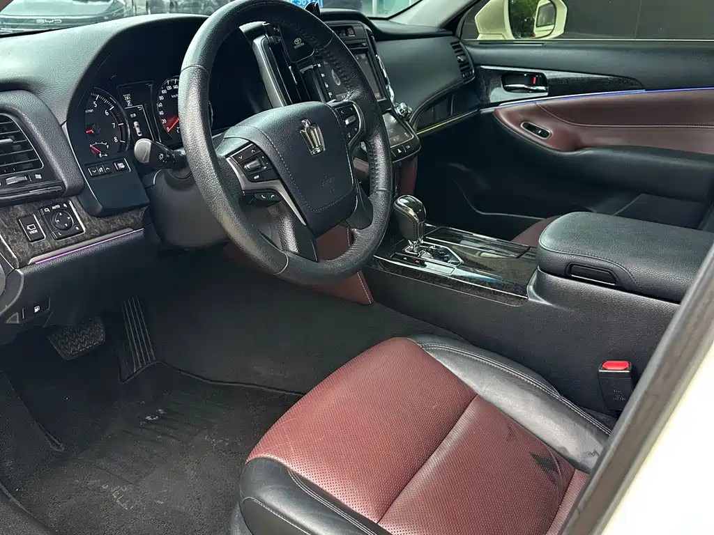 Toyota Crown — фото 4