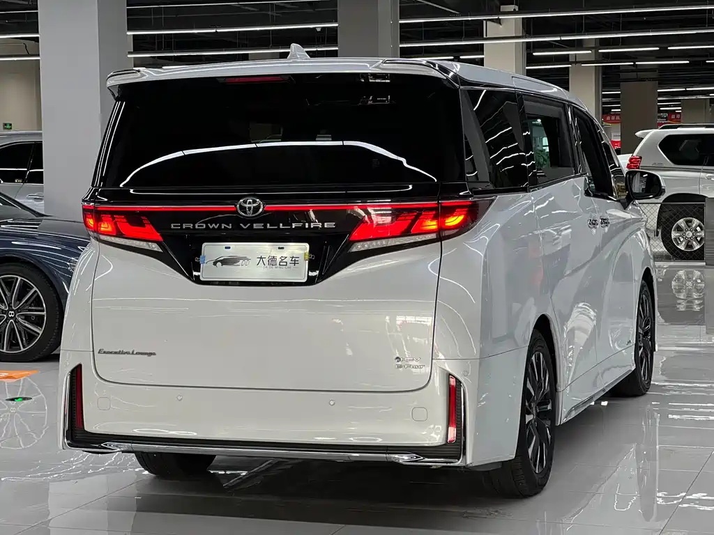 Toyota Vellfire — фото 4