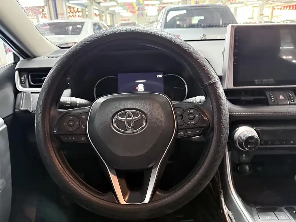 Toyota RAV4 — фото 11