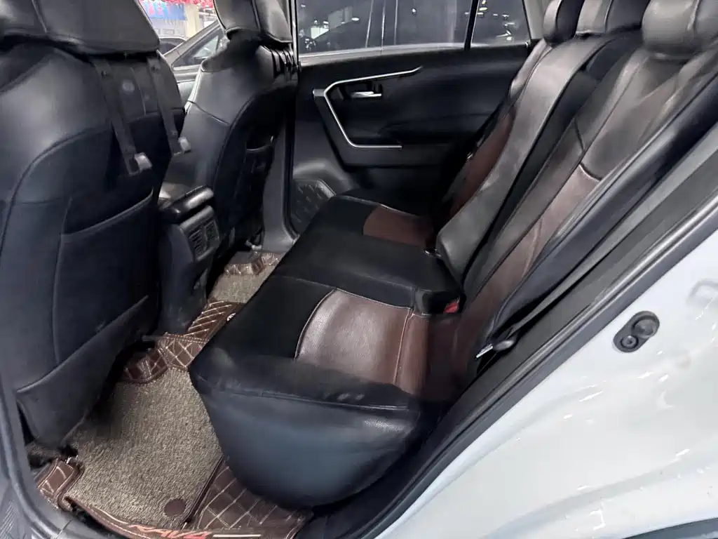 Toyota RAV4 — фото 13