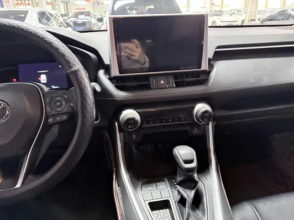 Toyota RAV4 — фото 15