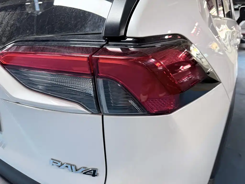 Toyota RAV4 — фото 17