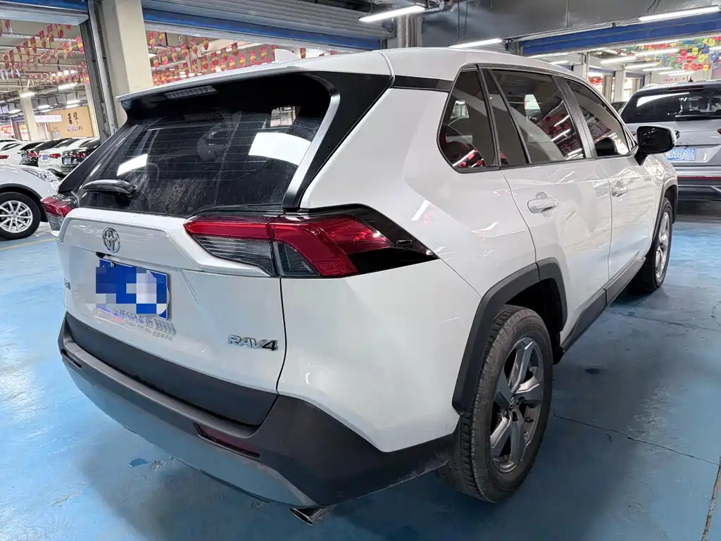 Toyota RAV4 — фото 18