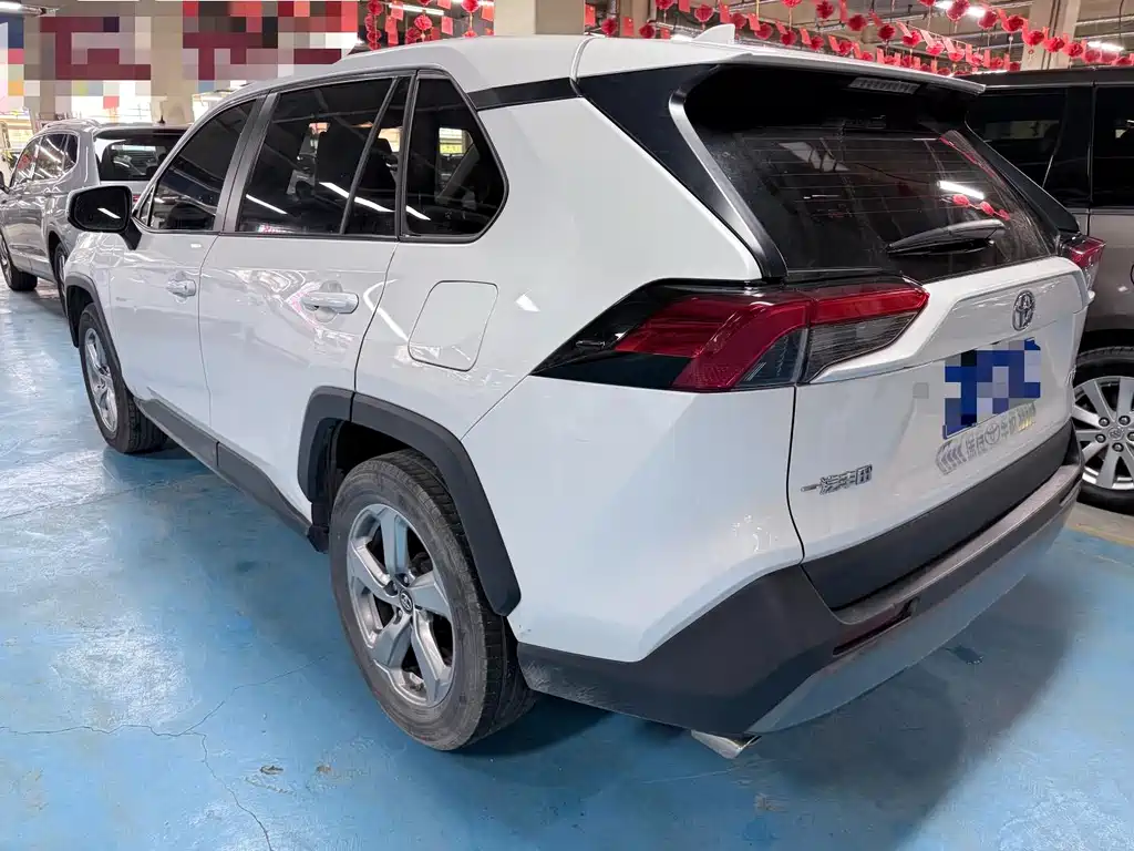 Toyota RAV4 — фото 19