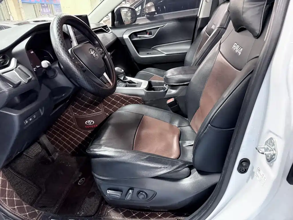 Toyota RAV4 — фото 8
