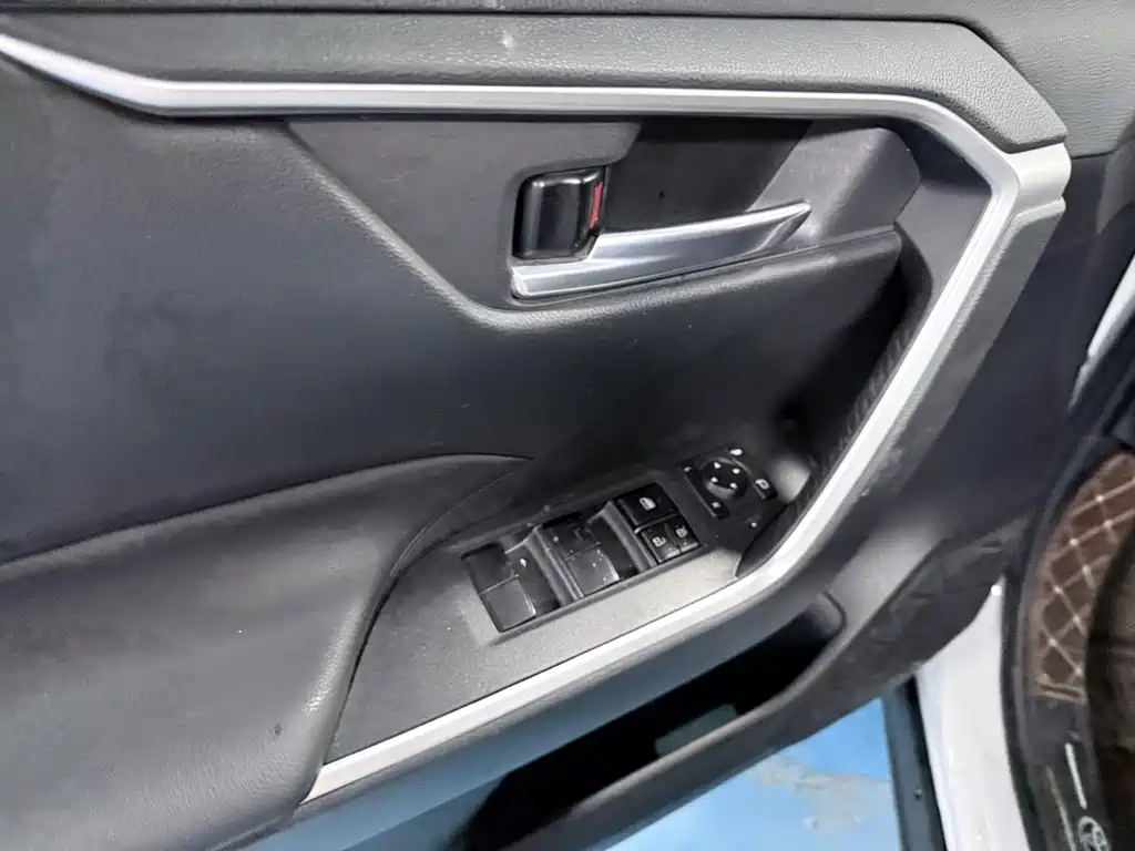 Toyota RAV4 — фото 10
