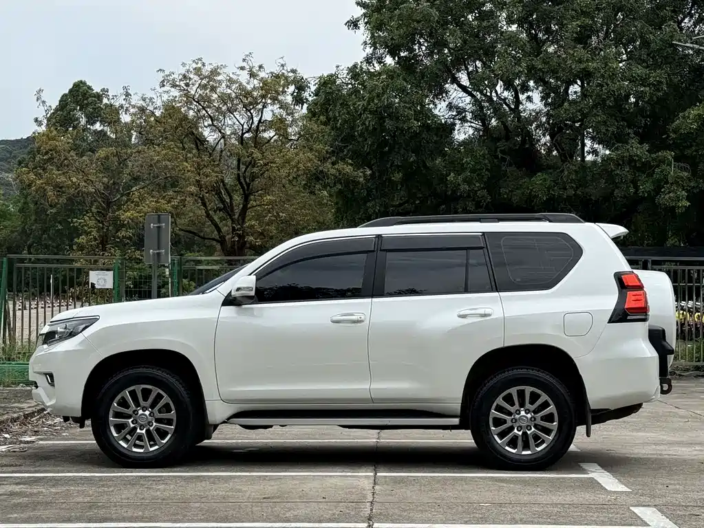 Toyota Prado — фото 4