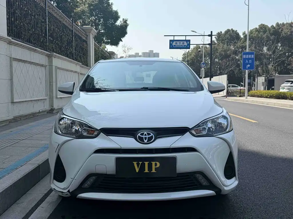 Toyota Yaris L — фото 2