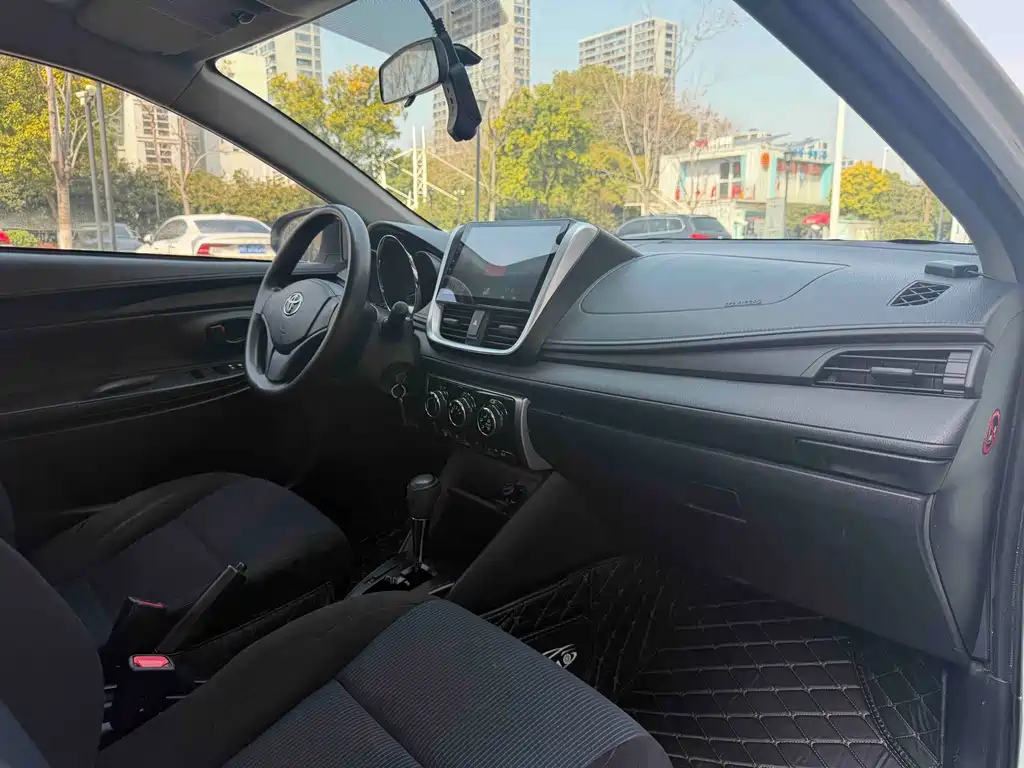 Toyota Yaris L — фото 11