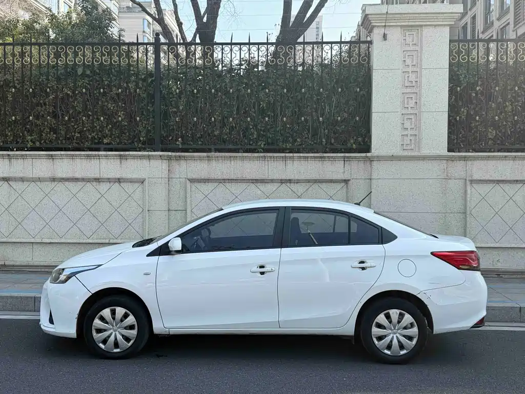 Toyota Yaris L — фото 3