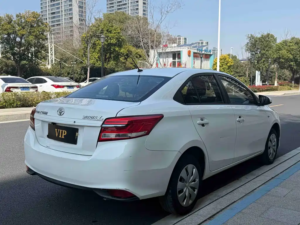 Toyota Yaris L — фото 5