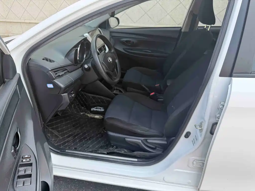 Toyota Yaris L — фото 6
