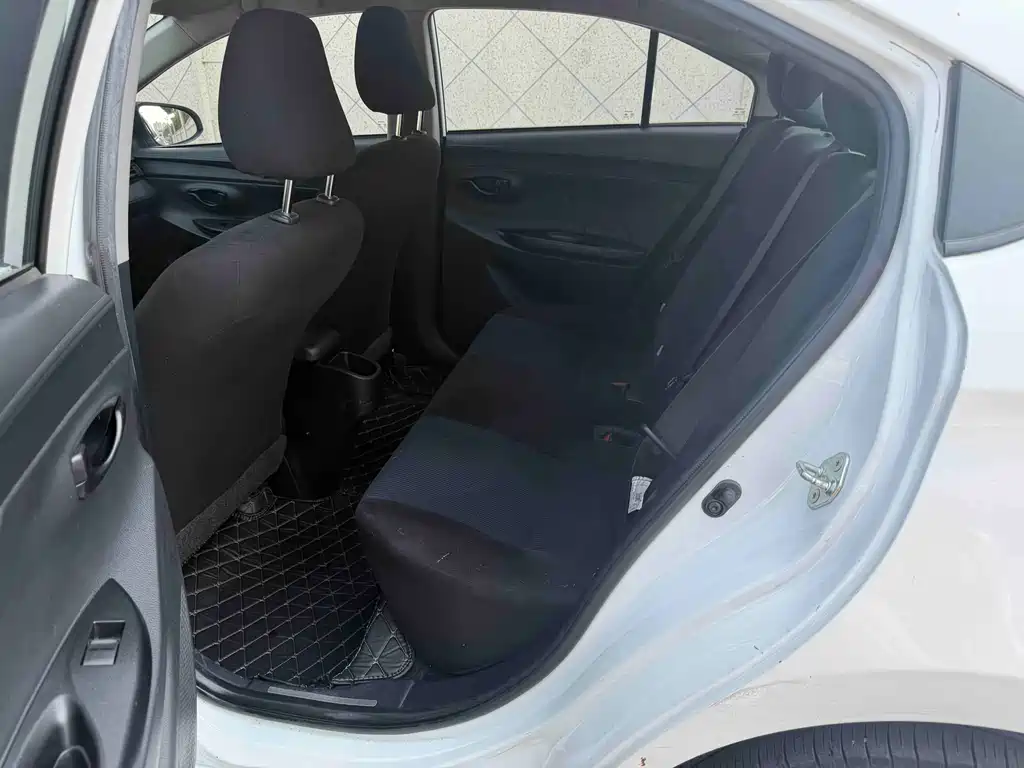 Toyota Yaris L — фото 7