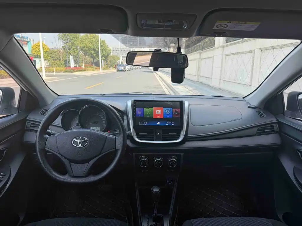 Toyota Yaris L — фото 8