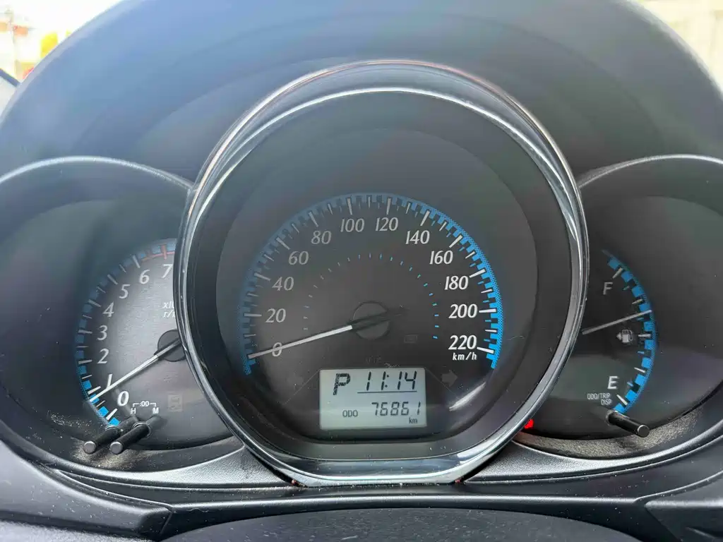 Toyota Yaris L — фото 10