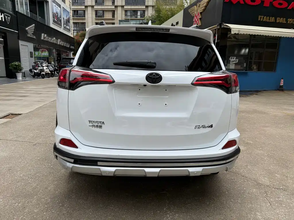 Toyota RAV4 — фото 4