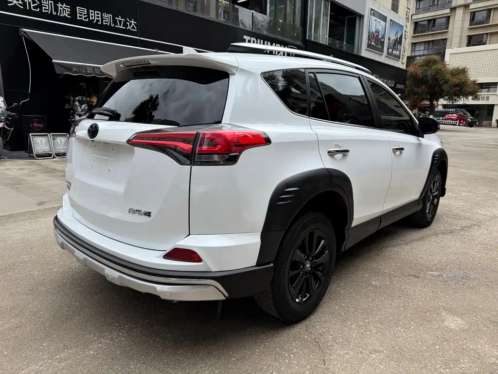 Toyota RAV4 — фото 5