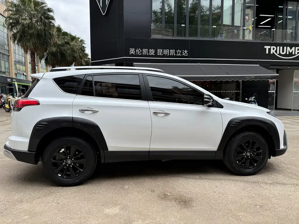 Toyota RAV4 — фото 6