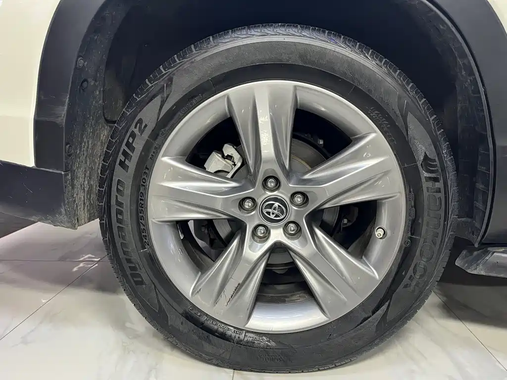 Toyota Highlander — фото 11