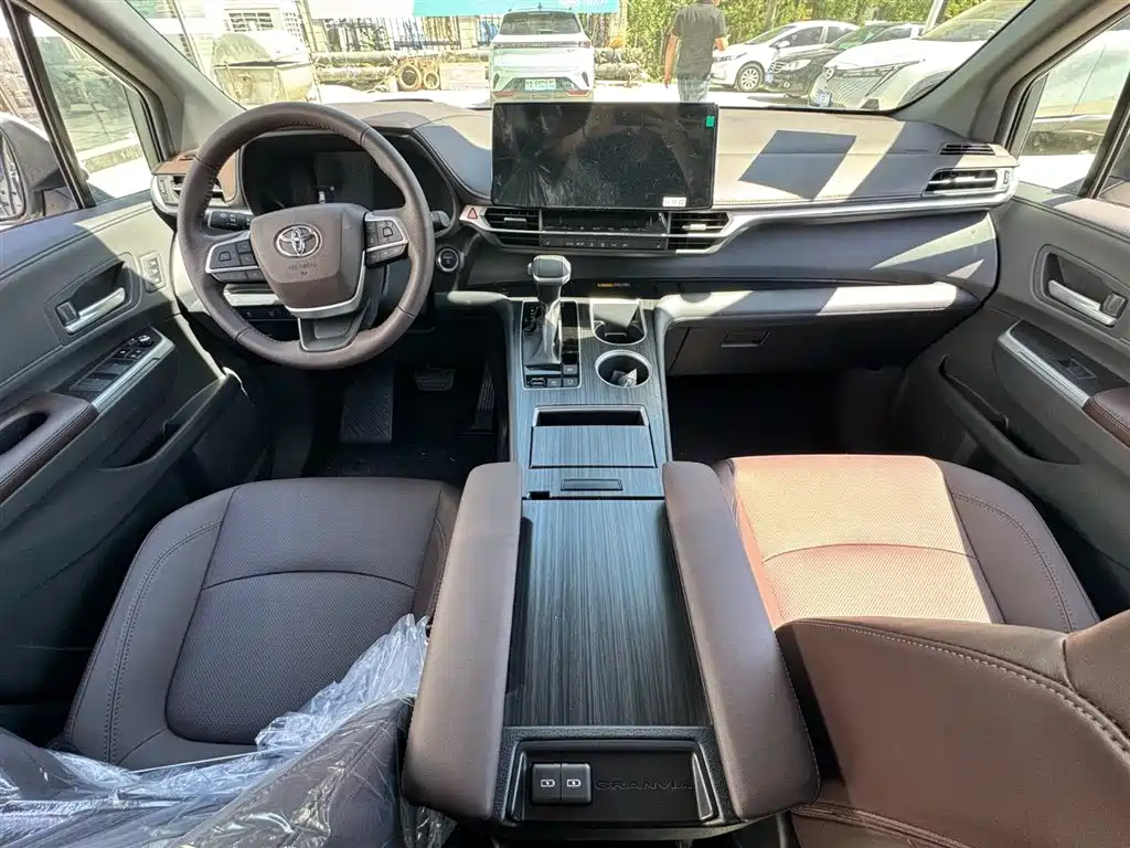 Toyota Granvia — фото 11