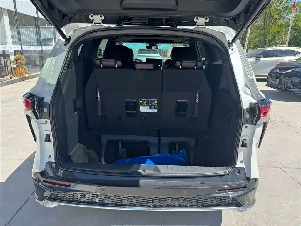 Toyota Granvia — фото 13