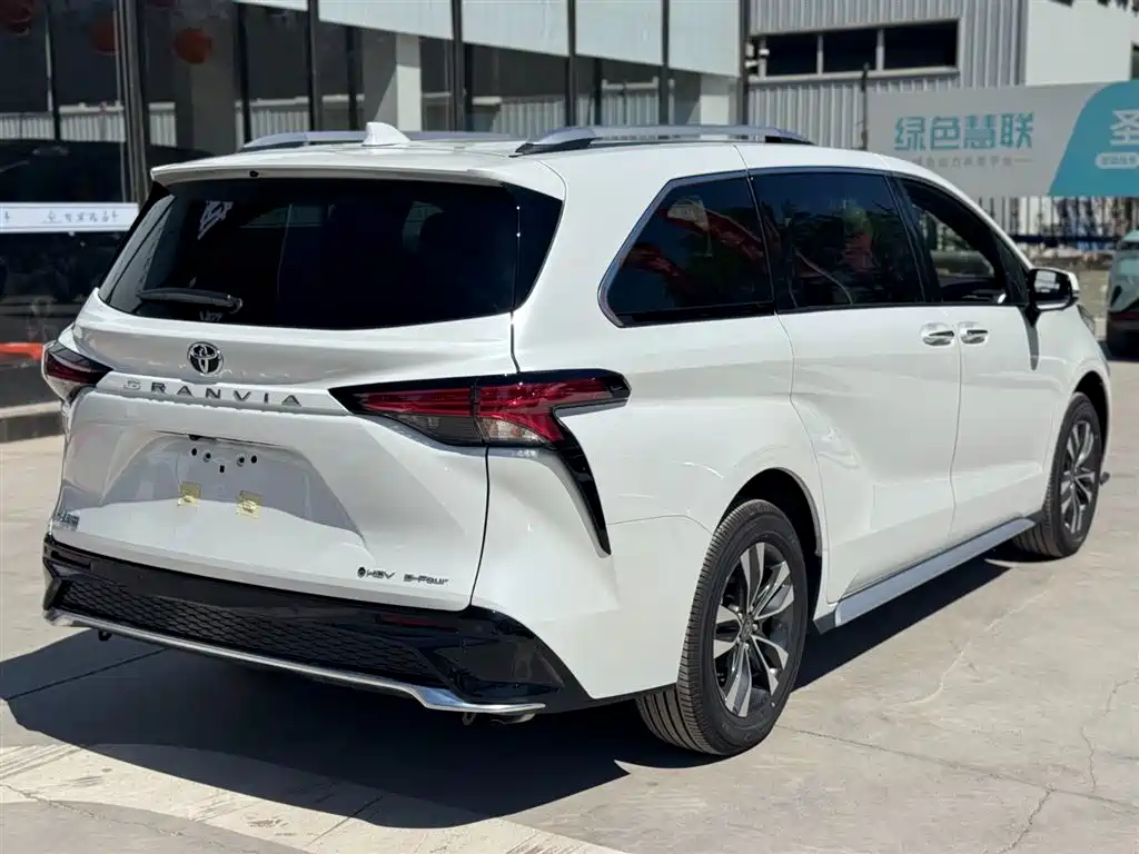 Toyota Granvia — фото 4
